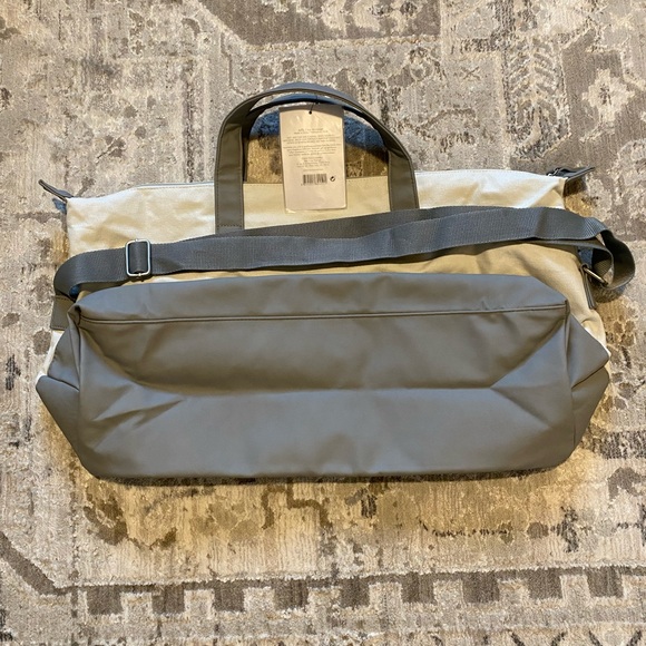 Calvin Klein Weekender/Duffle Bag - Picture 15 of 16
